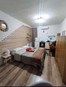 1 dormitorio con 1 cama grande y una escalera en The Artist's Home Catania Centro en Catania