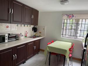 een kleine keuken met een tafel en een magnetron bij Lemon House in Rose Hill
