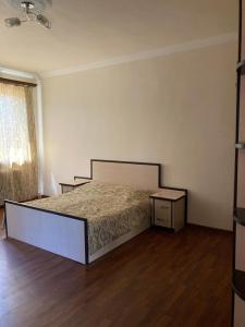 1 dormitorio con 1 cama y vestidor en Green Garden Guest House, en Yeghegnadzor