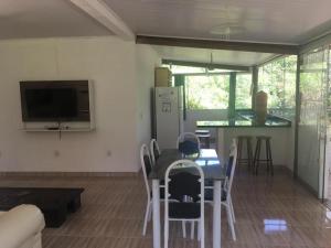 eine Küche mit einem Tisch und Stühlen im Zimmer in der Unterkunft Casa especial em Itacaré in Itacaré