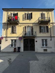 - un grand bâtiment jaune avec des fenêtres et des balcons dans l'établissement Casa Tribunale, à Asti