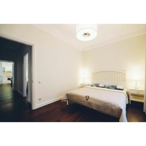 - une chambre avec un lit, deux tables et une lampe dans l'établissement Квартира для цінувальників львівського середньовіччя, à Lviv