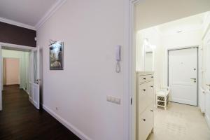 Cette chambre dispose de murs blancs et d'un couloir blanc. dans l'établissement Квартира для цінувальників львівського середньовіччя, à Lviv