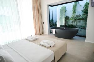 Кровать или кровати в номере Ashta Nordic Suite +18 фотографий