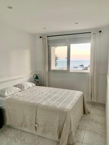 ein Schlafzimmer mit einem Bett und einem großen Fenster in der Unterkunft Increíbles vistas al Mar in Cabo de Palos
