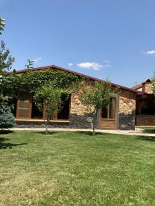 una casa con un patio delante de ella en Green Garden Guest House, en Yeghegnadzor