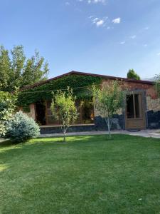 una casa con dos árboles en el patio en Green Garden Guest House, en Yeghegnadzor