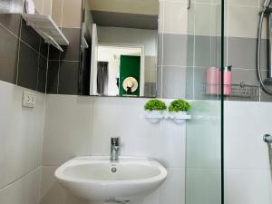 een badkamer met een wastafel en een spiegel bij Studio room in Mango House in Phuket