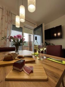 uma mesa de madeira com pão e copos de vinho em Haus Nebel em Oberhaag
