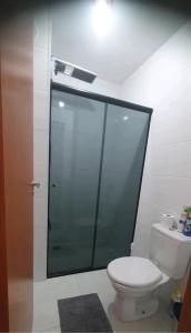 ein Badezimmer mit Glasdusche und Toilette in der Unterkunft Aconchegante no Condomínio da Fê in Cachoeira Paulista