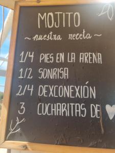 un cartel para un restaurante en la playa en Sol y Luz, en Isla del Moral