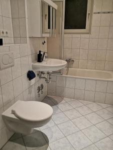 łazienka z toaletą, umywalką i wanną w obiekcie 1,3 km Luftlinie zur Innenstadt, Küche, 5 Personen w Bremie