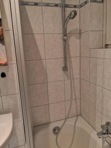 a shower with a shower head in a bathroom at 1,3 km Luftlinie zur Innenstadt, Küche, 5 Personen in Bremen