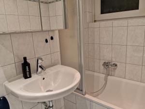 y baño blanco con lavabo y ducha. en 1,3 km Luftlinie zur Innenstadt, Küche, 5 Personen, en Bremen