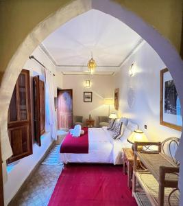 a bedroom with a bed and an archway at Riad médina Authentique Marrakech in Marrakesh
