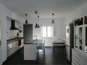 Kitchen o kitchenette sa Belvilla by OYO Blissful Villa with Private Pool