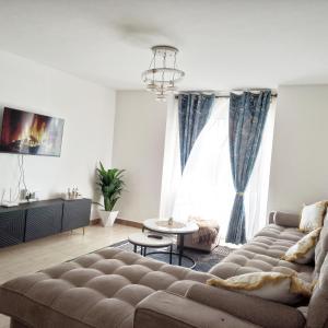 uma sala de estar com um sofá e uma janela em Dream Villa em Ongata Rongai 