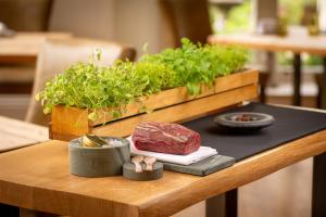 una mesa de madera con dos plantas encima en Forest Side Hotel en Grasmere