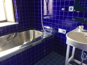 高松市にあるINARI - Vacation STAY 87349の青いタイル張りのバスルーム(バスタブ、シンク付)