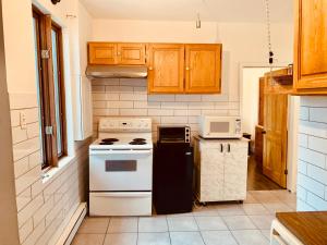 A kitchen or kitchenette at 6 people, big, 2 free parkings, near Old Quebec, near river