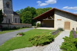 een kerk met een grasveld naast een gebouw bij Agréable maison petit jardin à 7 minutes de Reims in Pargny-lès-Reims