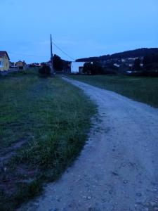 un camino de tierra en medio de un campo en Alojamiento PLAYA DE PANTIN, en A Coruña