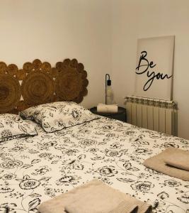 a bedroom with a bed with a wooden head board at Casa de los Abuelos Albino in Pinilla del Valle
