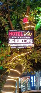 una señal para una película de Hollywood y un restaurante en Hotel Grill inn en Lucknow