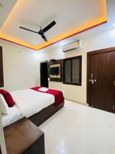 een slaapkamer met een bed en een plafondventilator bij Hotel Grill inn in Lucknow