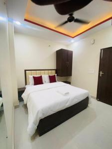 Schlafzimmer mit einem Bett und einem Deckenventilator in der Unterkunft Hotel Grill inn in Lucknow