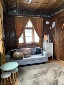 - un salon avec un canapé et une table dans l'établissement BraMy Apartments The LUX View, à Tromsø