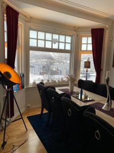 - un salon avec un canapé, une table et une fenêtre dans l'établissement BraMy Apartments The LUX View, à Tromsø