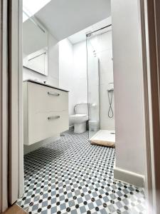 y baño con aseo y ducha acristalada. en Apartamentos La Albariza Jerez Centro, en Jerez de la Frontera