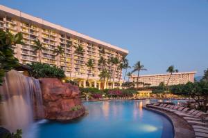 un complejo con piscina con cascada y un hotel en Hyatt Regency Maui Resort & Spa, en Lahaina