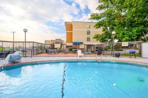 a large swimming pool in front of a building at Hampton Inn St. Louis - Westport in Maryland Heights