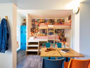 Habitación pequeña con mesa y litera en hotel F1 Vannes, en Vannes