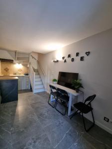 een woonkamer met een tafel en stoelen en een keuken bij Petit mazet in Sainte-Maxime