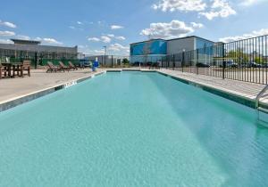 Bazén v ubytování The Elm, a Ramada by Wyndham nebo v jeho okolí