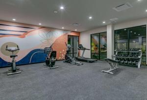 Fitness centrum a/nebo fitness zařízení v ubytování The Elm, a Ramada by Wyndham