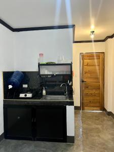 Kuchyň nebo kuchyňský kout v ubytování Hidden Gem Siargao