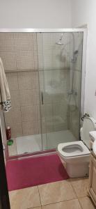 y baño con ducha y aseo. en Villapaz2, en Santa Cruz de Tenerife