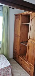 un armario de madera en la esquina de un dormitorio en Villapaz2, en Santa Cruz de Tenerife