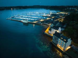 uma vista aérea de uma marina à noite em ILE CEZON - Duplex de luxe avec magnifique vue mer em Landéda