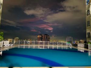 a large blue swimming pool on top of a building at Condo in EDSA Netflix and SmartTV FreeAccess to POOL and GYM in Manila