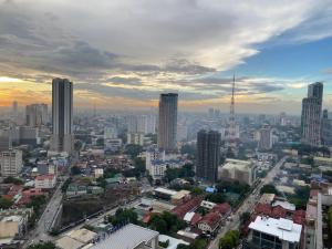 - une vue sur une ville avec des gratte-ciel dans l'établissement Condo in EDSA Netflix and SmartTV FreeAccess to POOL and GYM, à Manille