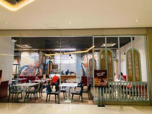 une salle à manger avec des tables et des chaises dans un restaurant dans l'établissement Condo in EDSA Netflix and SmartTV FreeAccess to POOL and GYM, à Manille