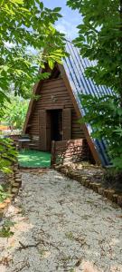 ein Haus mit Dachschräge und Veranda in der Unterkunft La cabane des amoureux in Sarlat-la-Canéda