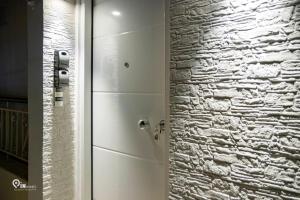 łazienka z prysznicem i kamienną ścianą w obiekcie 'The Mint' House Project In Athens w Atenach