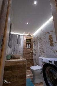 łazienka z toaletą i pralką w obiekcie 'The Mint' House Project In Athens w Atenach
