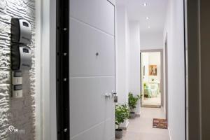 einen Flur mit einer Tür, die in ein Zimmer führt in der Unterkunft 'The Mint' House Project In Athens in Athen